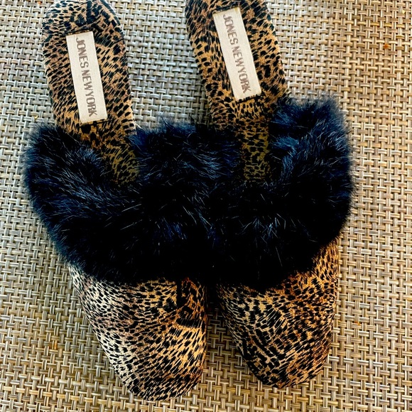 Adorable feather/ fur trimmed leopard slippers size M - Picture 2 of 4